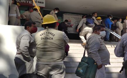 Personal de vectores toman edificio de los SSO; exigen destituir a su director de Administración