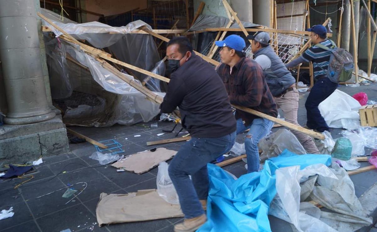Tras 12 años, recuperan Portales del Palacio de Gobierno de Oaxaca tomados por desplazados triquis. Fotos: Edwin Hernández
