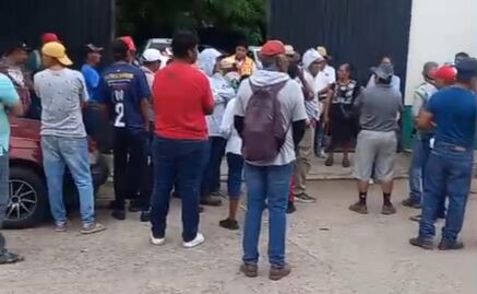 Protestan en la CFE contra los juicios que dependencia inició contra dos familias de Chahuites 