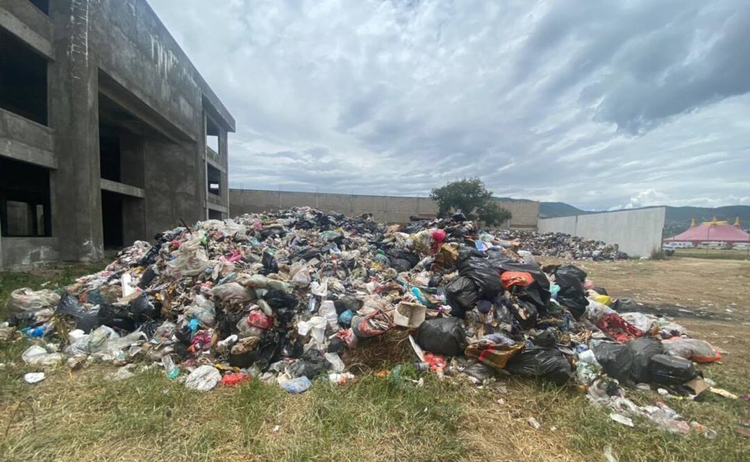 El espacio fue usado como tiradero de residuos sólidos, no reciclables ni orgánicos, durante los días que duró el cierre del basurero de Zaachila. Foto: Especial