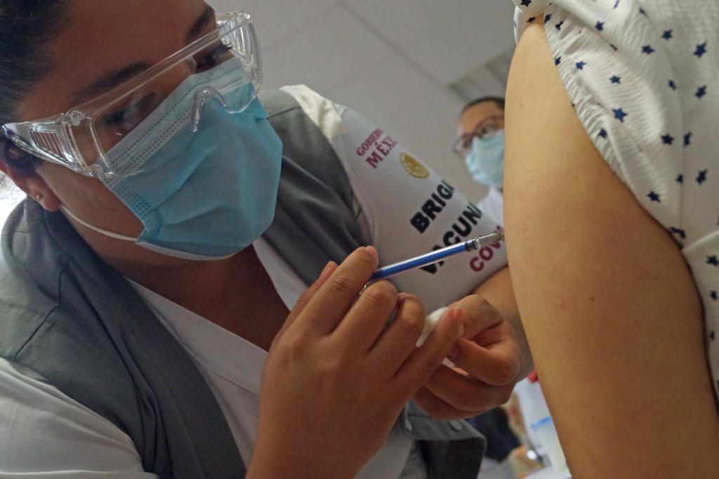 Reportan 101 trabajadores de la Salud de Oaxaca reacciones alérgicas a vacuna Covid; sólo dos graves