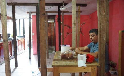 A un mes del sismo, en Huatulco familias aún duermen entre puntales