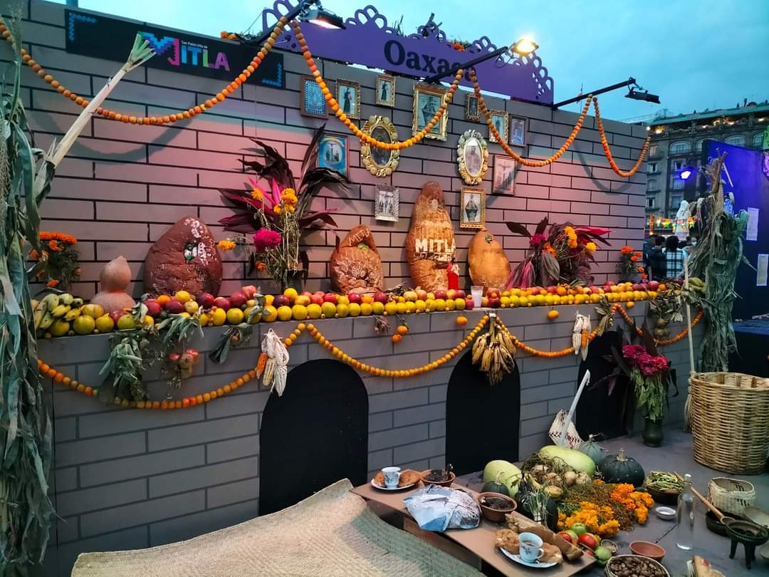Músicos de Oaxaca engalanan con sus notas ofrenda monumental en el zócalo de la CDMX