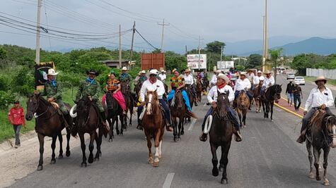 Ganaderos de Oaxaca realizan “cabalgata por la independencia y la paz” en 4 municipios del Istmo