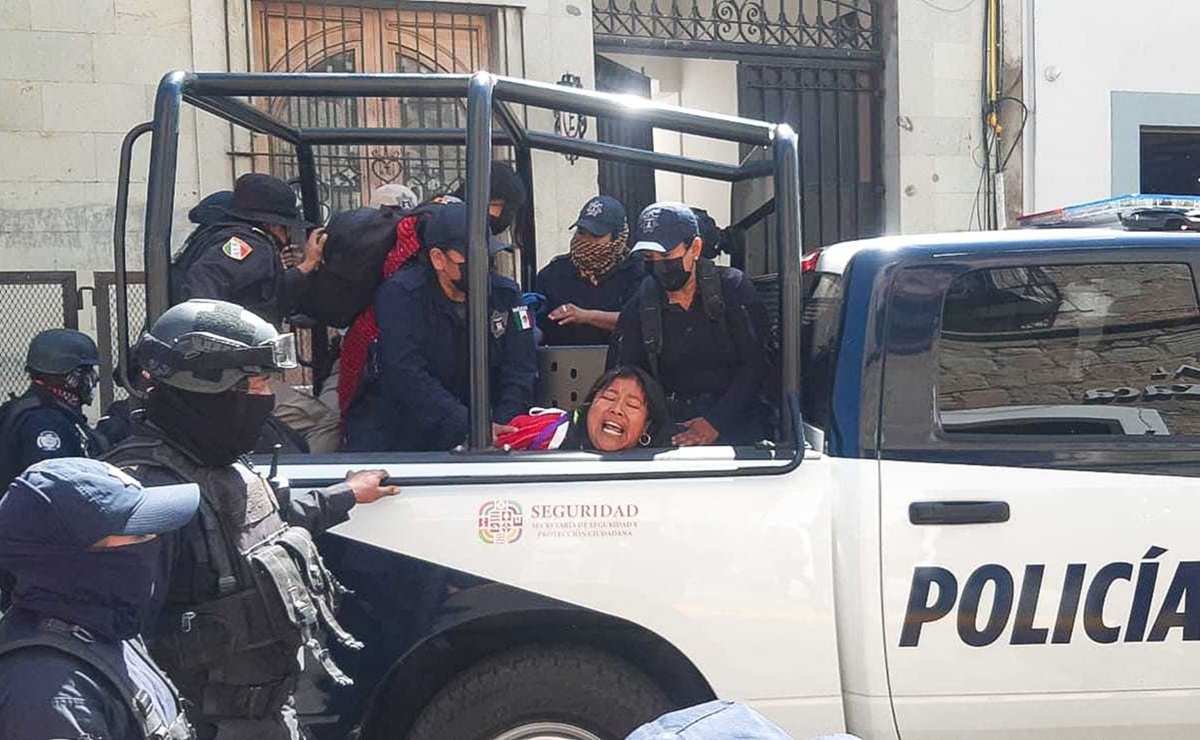 Desalojan a líder de desplazadas triquis que protestaba en Palacio de Gobierno de Oaxaca