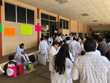 Niegan uniformes a personal médico interno del Hospital Civil