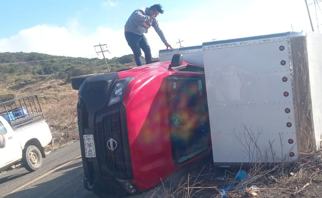 Camioneta volcada por fuertes vientos en el Istmo. Foto: Especial