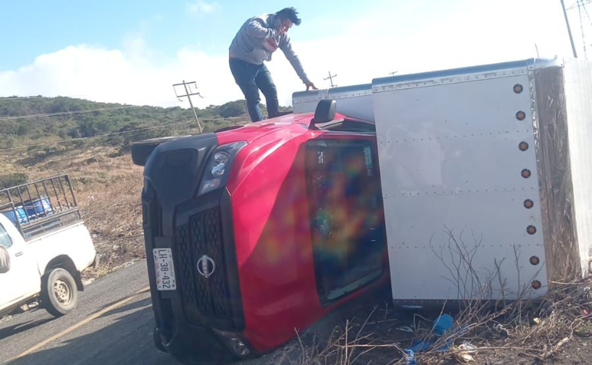 Camioneta volcada por fuertes vientos en el Istmo. Foto: Especial