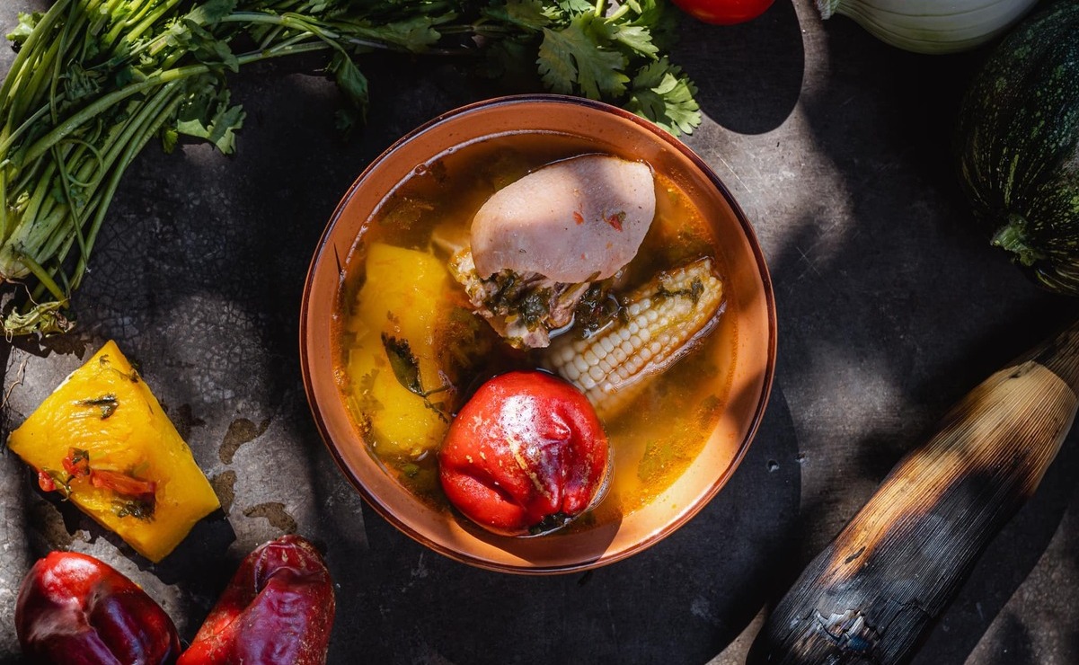 El chilecaldo, platillo típico de Cuicatlán, Oaxaca, lleva el chile chilhuacle fresco y carne de res y cerdo, con un toque ahumado y lleno de tradición. Foto: Alexandro Hernández.