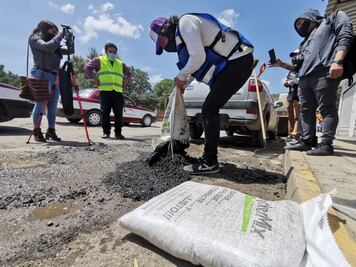 Constructores arrancan bacheo voluntario en la capital; Ayuntamiento prohíbe obras y los multa