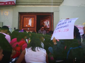 Normalistas bloquean acceso a edificio histórico del magisterio; exigen plazas
