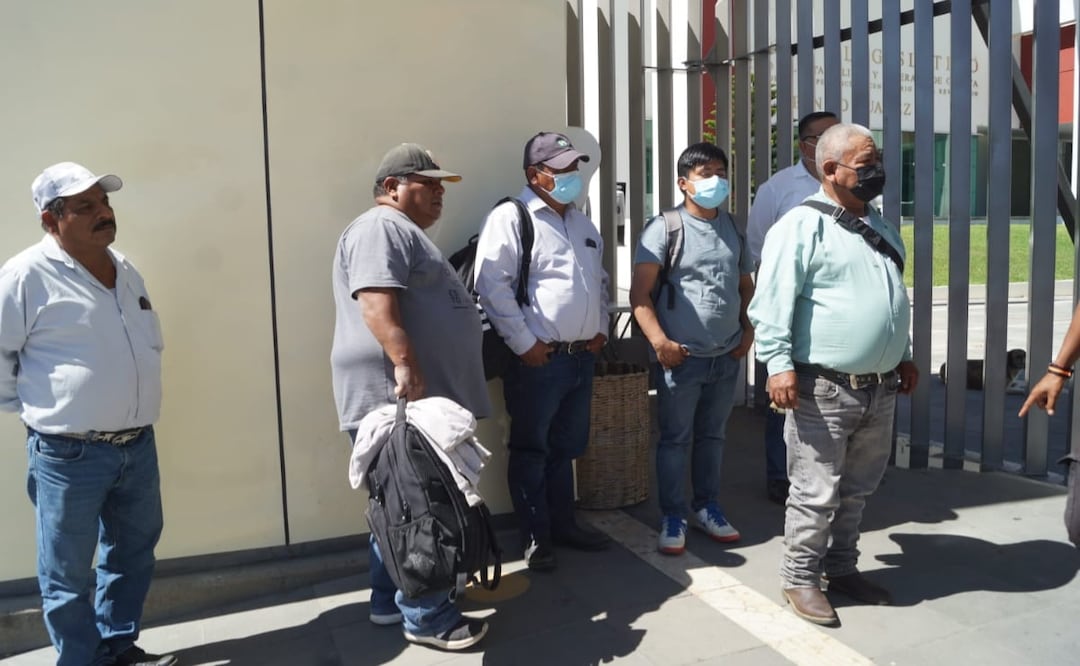 Pobladores de San Martín Peras acudieron al Congreso de Oaxaca, en espera del edil, para ratificar la renuncia a su cargo. Foto: Edwin Hernández