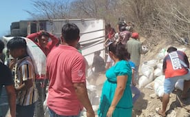Vuelca tráiler cargado de azúcar en Oaxaca y pobladores desatan la rapiña; hasta en hombros se llevan costales