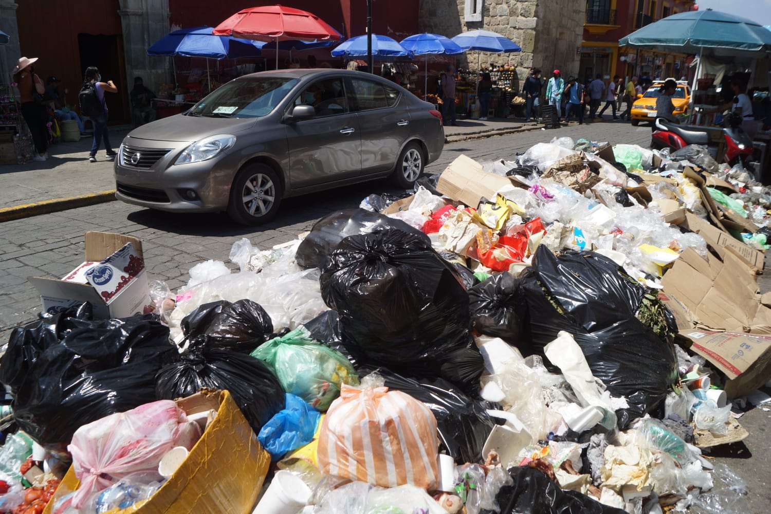 Castigarán con multas de casi 10 mil pesos o arresto de 36 horas a quienes tiren basura en calles de la ciudad de Oaxaca. Foto: Edwin Hernández