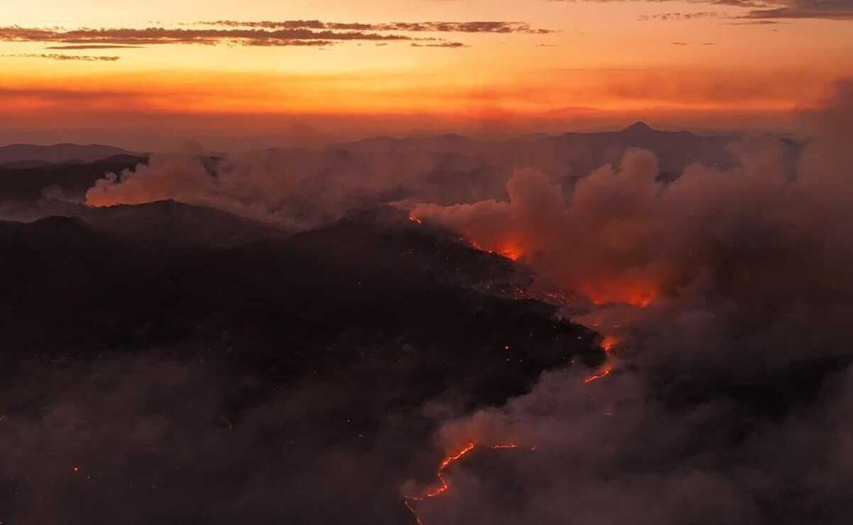 Fuera de control incendio en Chilixtlahuaca, en la Mixteca de Oaxaca; amenaza viviendas