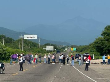 Maestros de secundaria estrangulan con bloqueos y protestas contra la Sección 22 el Istmo de Oaxaca
