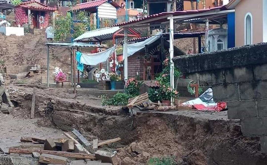 Debido a las lluvias, se registró el desprendimiento de la barda del panteón municipal de Santos Reyes Nopala. Foto: Especial