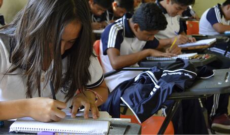 Reingresan a profesor denunciado por acoso; padres de familia exigen su destitución