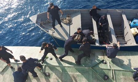Detienen a 4 colombianos con 106 bultos de cocaína en un submarino, frente al mar de Huatulco
