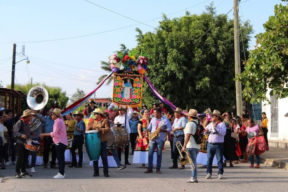 Regada de Frutas en Oaxaca. Foto: FB@Folklor y Sabor Oaxaqueño