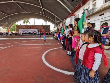 Reciben equipo y mobiliario más de 80 escuelas del Istmo, tras 12 años de abandono