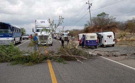 San Dionisio del Mar bloquea paso de Oaxaca a Chiapas para exigir reconexión de luz y agua