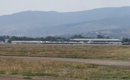Tras reunión de 9 horas, avanza negociación con normalistas para liberar aeropuerto de Oaxaca