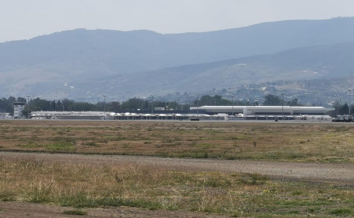 Tras reunión de 9 horas, avanza negociación con normalistas para liberar aeropuerto de Oaxaca