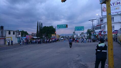 Para exigir reconstrucción de primaria en Tlacolula, bloquean carretera federal