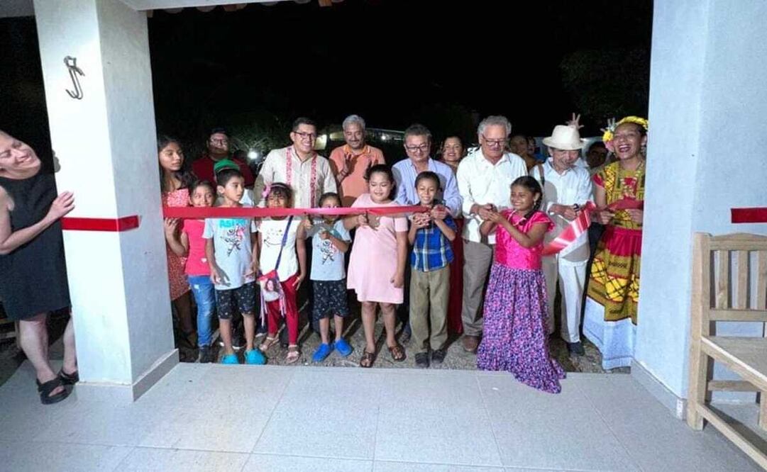 Libros y poesía iluminan el Cuarto Encuentro Literario “El otoño de la palabra”, en Ixhuatán, Oaxaca. Fotos: Roselia Chaca
