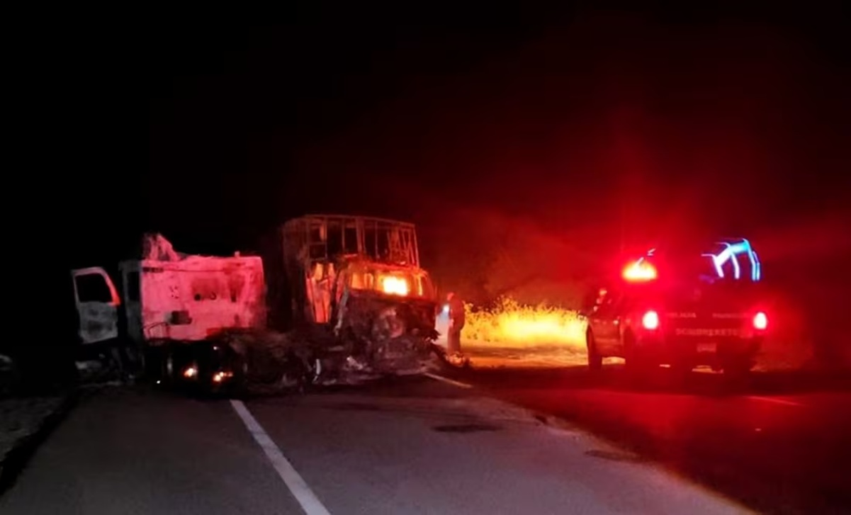 La madrugada de este viernes se reportó una serie de bloqueos en tramos carreteros de seis municipios en Zacatecas, el 3 de octubre de 2025. Foto: especial