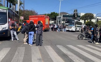 Normalistas y trabajadores de la UABJO bloquean principales vialidades en la ciudad de Oaxaca