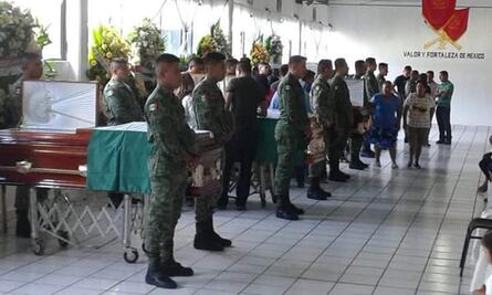 Rinden homenaje en Veracruz a 5 soldados muertos en accidente en Oaxaca