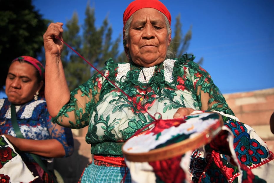 Hortensia Martínez es la diseñadora de los bordados que todas portan.