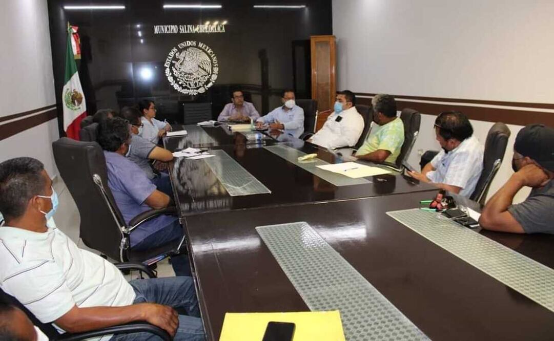 Pescadores y funcionarios de Pemex se reunieron para dialogar sobre los constantes derrames en el mar. Foto: Cortesía