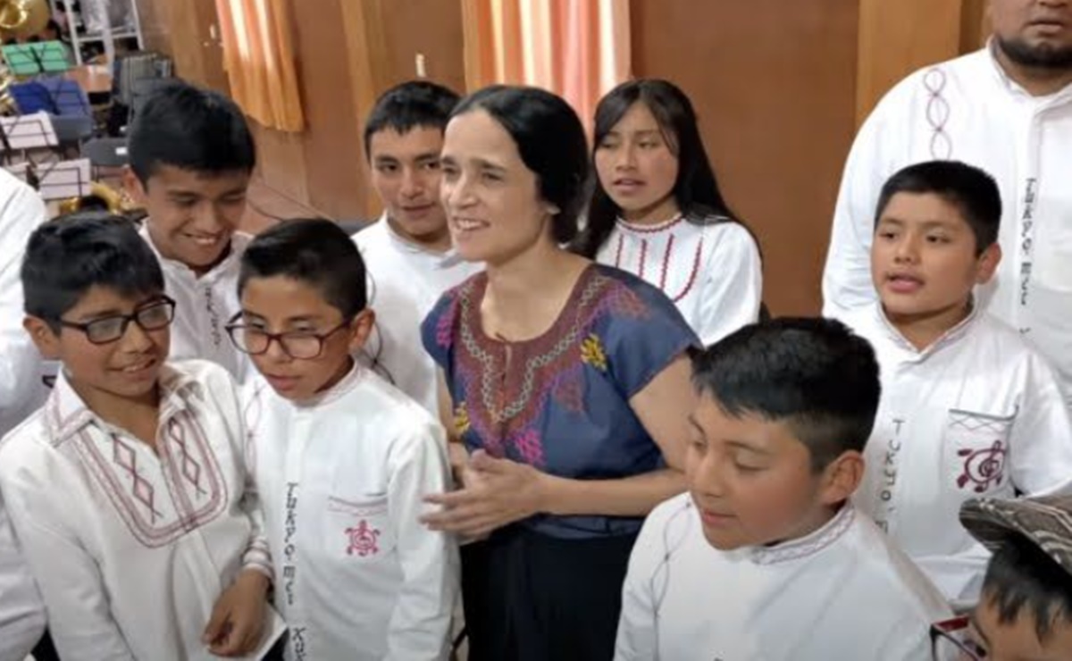 Se suma la cantante Julieta Venegas a exigencia de reconexión a Ayutla Mixe a su manantial, tras sentencia