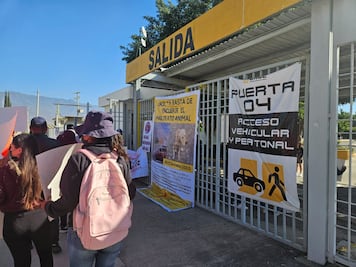 Activistas y lomitos protestan en la Urse para exigir justicia para Coco, perrito atropellado en Oaxaca