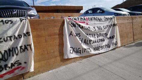 Protestan contra Sinfra por adeudos y obras inconclusas