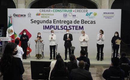 Entrega Murat becas a jóvenes de Oaxaca para que estudien carreras de Ciencia y Tecnología