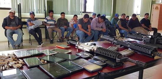 Pobladores de Ocotepec aseguran arsenal, 15 trabajadores llevan 5 días retenidos