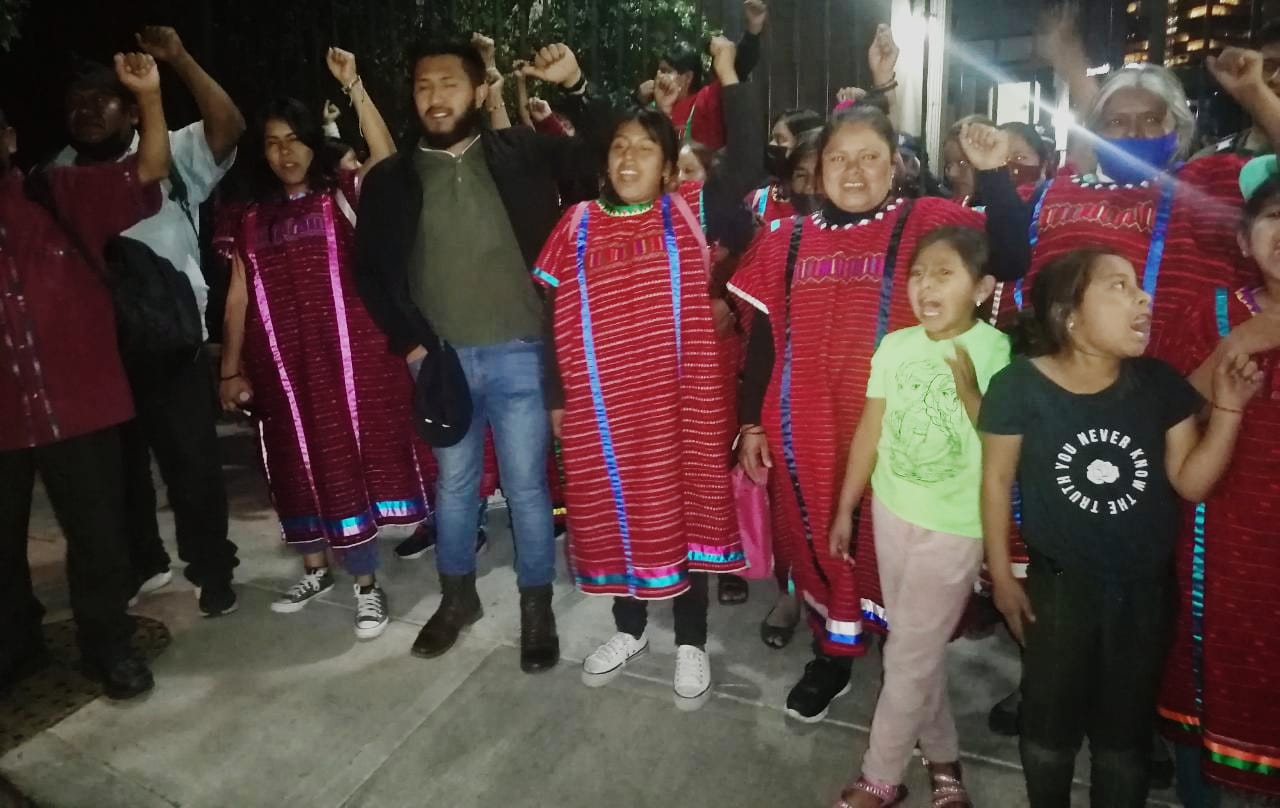 Firman pacto de no agresión y fijan fecha para retorno de 143 familias triquis desplazadas de Oaxaca por violencia