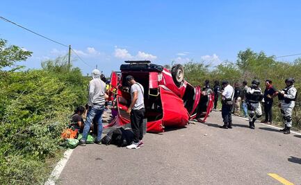 Se accidentan 22 migrantes cubanos al volcar camioneta que los transportaba en el Istmo de Oaxaca