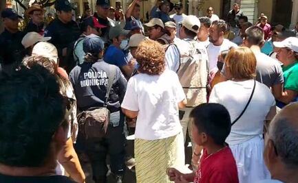 Ciudadanos y turistas abuchean a inspectores que desalojaron a un vendedor del Centro de Oaxaca