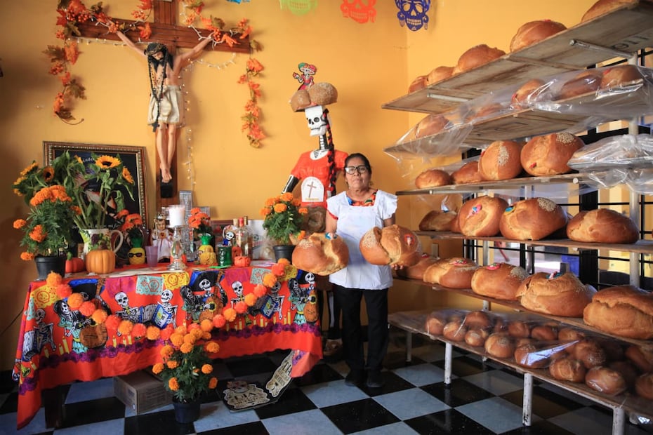 Elvia Martínez mantiene la tradición de elaborar pan