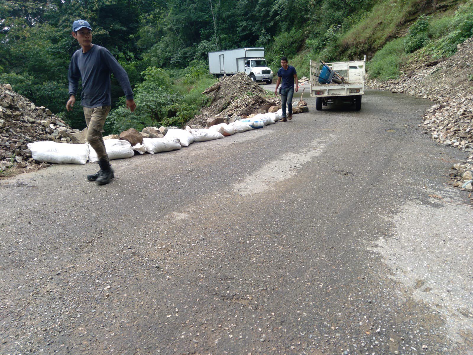 Tres ediles de la Costa de Oaxaca piden a AMLO pavimentar carretera que reconstruyen desde hace 37 años