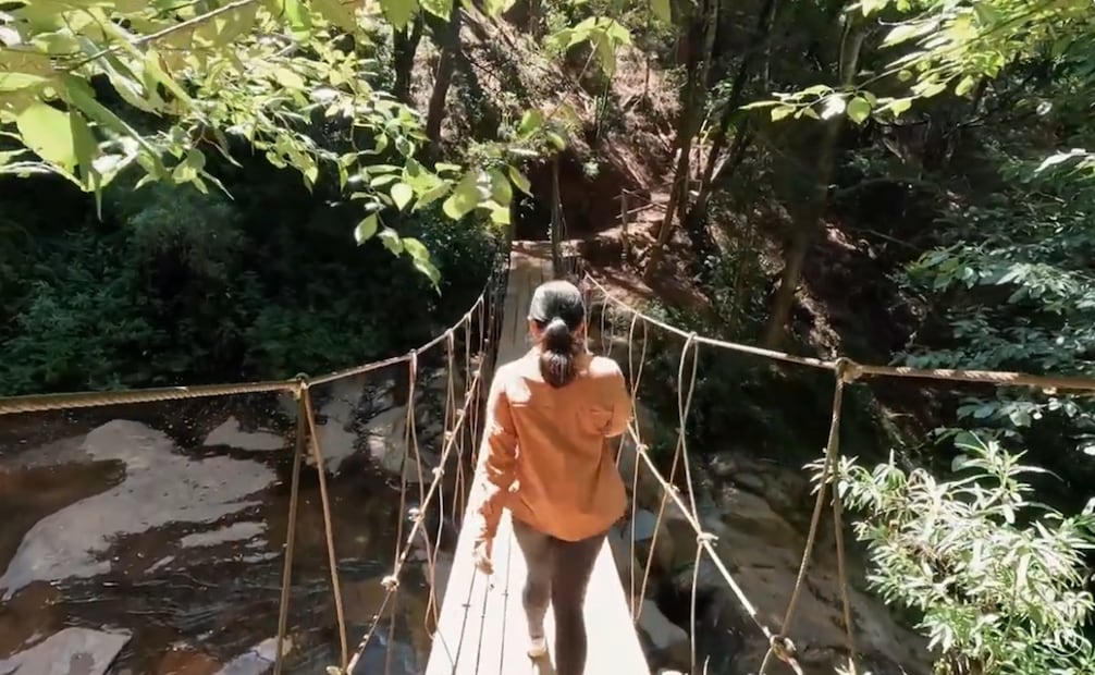 Sendero para llegar a la cascada La Reina en Oaxaca. Foto: YouTube@MelyMelonTravel