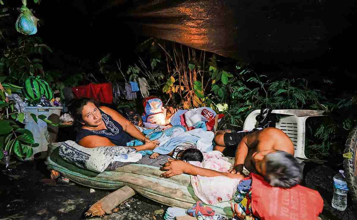 "Lo único que salvamos fue un colchón"; familias de Álamo duermen a la orilla de la carretera en espera de ayuda