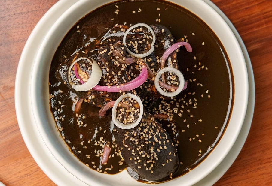 El mole negro se prepara con chile chilhuacle. Foto: Restaurante Nube 7
