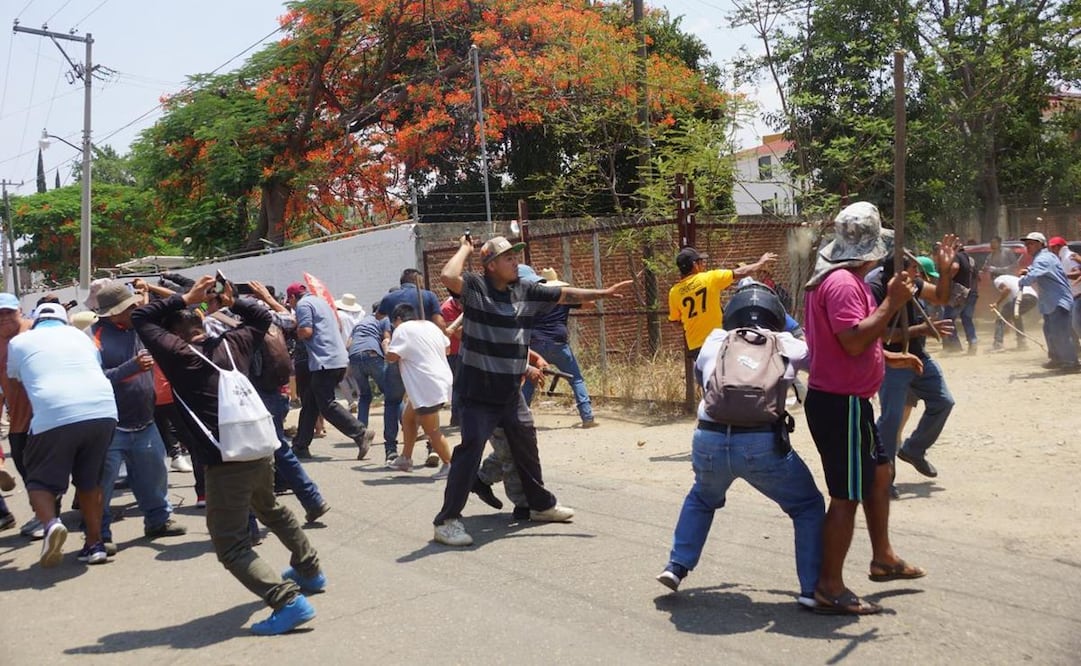 Bloqueo en aeropuerto de Oaxaca por Sección 22 del SNTE deja un herido de bala y 20 vuelos cancelados. Fotos: Edwin Hernández