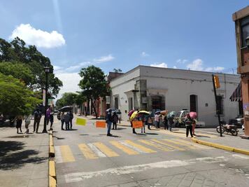 Por segundo día, Sindicato Autónomo del Ayuntamiento bloquea Centro Histórico de Oaxaca para protestar contra Neri
